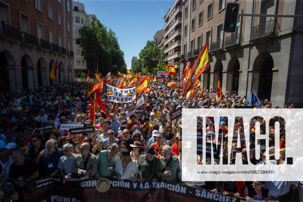 Protesters march through the streets of Madrid with Spanish flags and banners during the so-called March for Dignity, organized by the Spanish Civil Society platform, through the center of Madrid to demand the resignation of the Spanish Prime Minister, Pedro Sanchez. Madrid Spain - ZUMAs197 20260523_aaa_s197_215