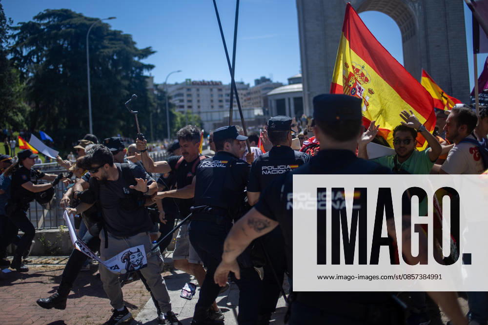 Police try to contain some demonstrators during the so-called March for Dignity, organized by the Spanish Civil Society platform, through the center of Madrid to demand the resignation of the Spanish Prime Minister, Pedro Sanchez. Madrid Spain - ZUMAs197 20260523_aaa_s197_216