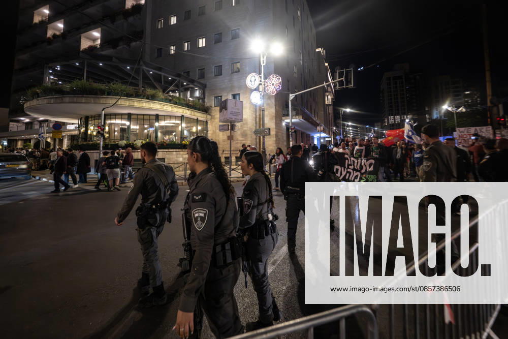 Anti-gov t protest in Jerusalem JERUSALEM - MAY 23: Israeli forces intervene in protesters as Israelis gather at Paris Square to hold a demonstration against Prime Minister Benjamin Netanyahu and the Israeli government carrying Israeli flags and anti-government banners in West Jerusalem on May 23, 2026. Mostafa Alkharouf Anadolu Jerusalem Israel. Editorial use only. Please get in touch for any other usage.