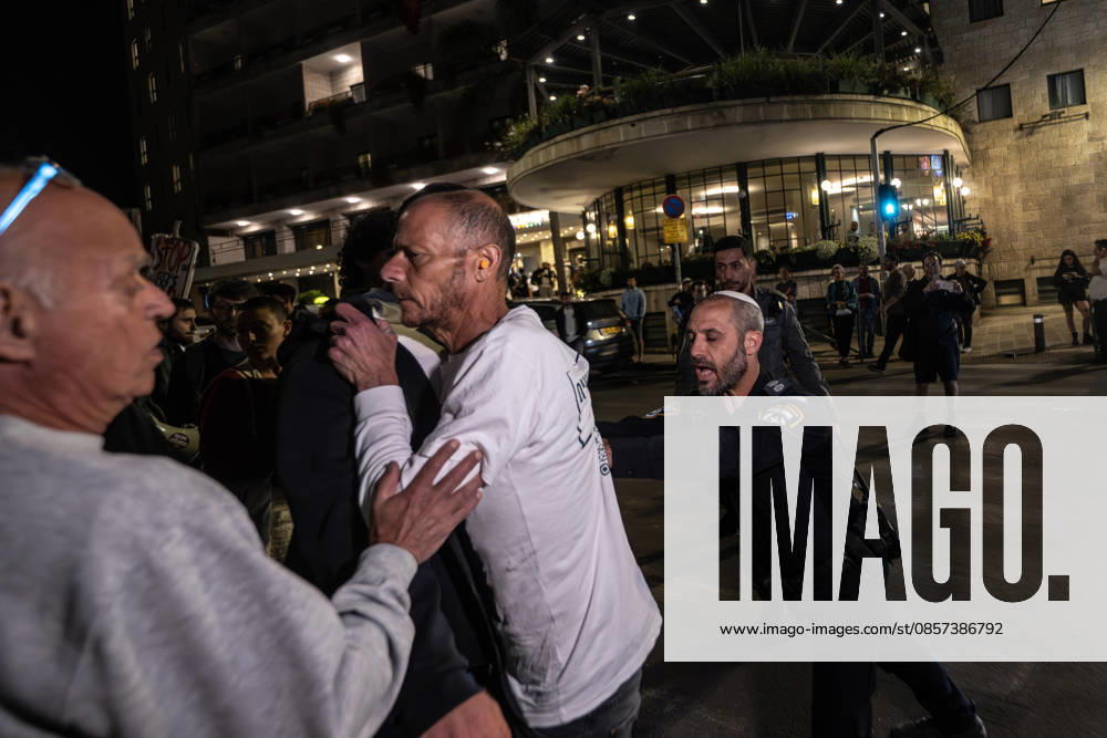 Anti-gov t protest in Jerusalem JERUSALEM - MAY 23: Israeli forces intervene in protesters as Israelis gather at Paris Square to hold a demonstration against Prime Minister Benjamin Netanyahu and the Israeli government carrying Israeli flags and anti-government banners in West Jerusalem on May 23, 2026. Mostafa Alkharouf Anadolu Jerusalem Israel. Editorial use only. Please get in touch for any other usage.