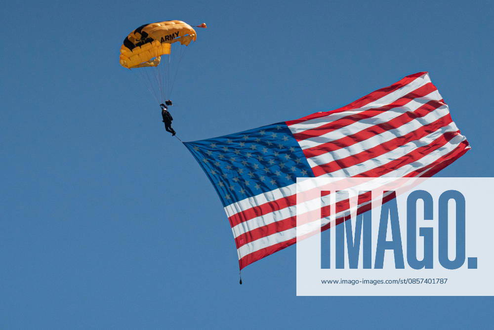 Air show during Memorial Day celebrations and the 250th anniversary of the United States MIAMI BEACH, FLORIDA, UNITED STATES - MAY 23: A member of the parachute team descends with the U.S. flag during the 2026 air show, held as part of Memorial Day weekend and the 250th anniversary celebrations of the United States in Miami Beach, Florida, on May 23, 2026. Jesus Olarte Anadolu Florida United States. Editorial use only. Please get in touch for any other usage.