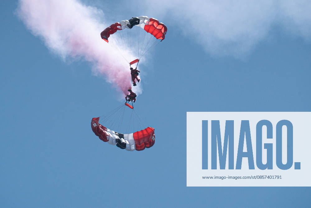 Air show during Memorial Day celebrations and the 250th anniversary of the United States MIAMI BEACH, FLORIDA, UNITED STATES - MAY 23: A parachute teams descends during the 2026 air show, held as part of Memorial Day weekend and the 250th anniversary celebrations of the United States in Miami Beach, Florida, on May 23, 2026. Jesus Olarte Anadolu Florida United States. Editorial use only. Please get in touch for any other usage.