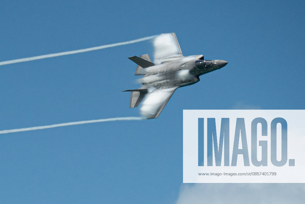 Air show during Memorial Day celebrations and the 250th anniversary of the United States MIAMI BEACH, FLORIDA, UNITED STATES - MAY 23: An F-35 military aircraft performs flight maneuvers during the 2026 Air Show, held as part of the Memorial Day Weekend celebrations and the 250th anniversary of the United States in Miami Beach, Florida, on May 23, 2026. Jesus Olarte Anadolu Florida United States. Editorial use only. Please get in touch for any other usage.