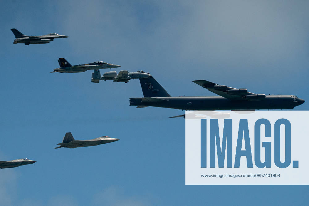 Air show during Memorial Day celebrations and the 250th anniversary of the United States MIAMI BEACH, FLORIDA, UNITED STATES - MAY 23: Military aircraft perform during the 2026 Air Show held as part of the Memorial Day Weekend celebrations and the 250th anniversary of the United States in Miami Beach, Florida, on May 23, 2026. Jesus Olarte Anadolu Florida United States. Editorial use only. Please get in touch for any other usage.