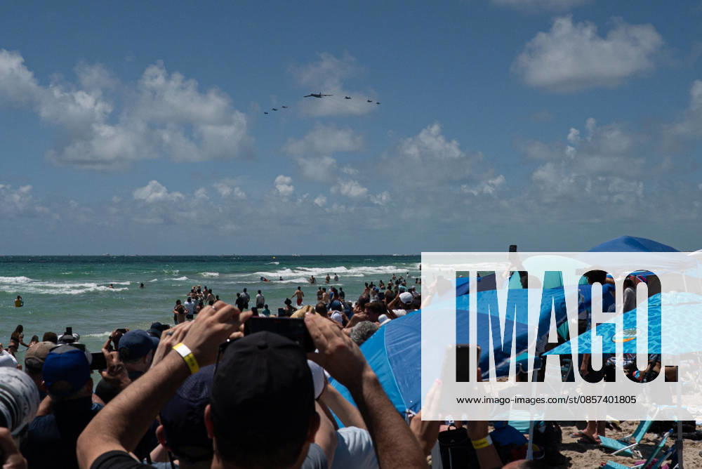 Air show during Memorial Day celebrations and the 250th anniversary of the United States MIAMI BEACH, FLORIDA, UNITED STATES - MAY 23: Event attendees watch military aircraft perform during the 2026 Air Show, held as part of the Memorial Day Weekend celebrations and the 250th anniversary of the United States in Miami Beach, Florida, on May 23, 2026. Jesus Olarte Anadolu Florida United States. Editorial use only. Please get in touch for any other usage.