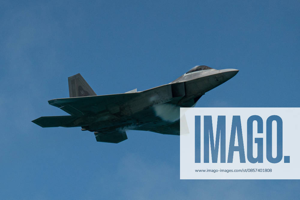 Air show during Memorial Day celebrations and the 250th anniversary of the United States MIAMI BEACH, FLORIDA, UNITED STATES - MAY 23: The F-22 Raptor military aircraft performs maneuvers during the 2026 Air Show, held as part of the Memorial Day Weekend celebrations and the 250th anniversary of the United States in Miami Beach, Florida, on May 23, 2026. Jesus Olarte Anadolu Florida United States. Editorial use only. Please get in touch for any other usage.