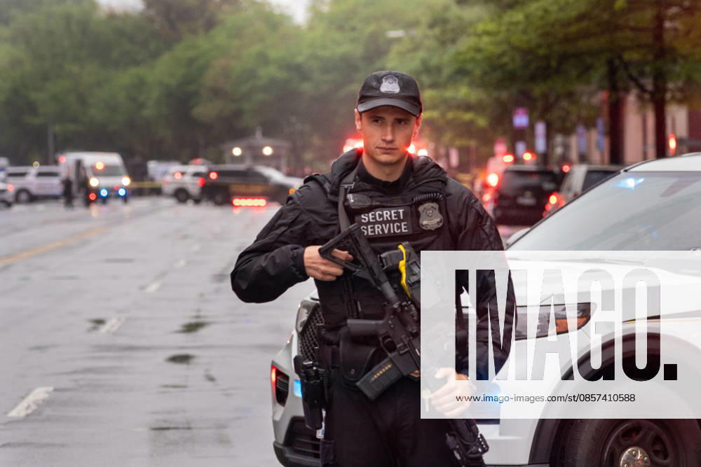 Secret Service police officers stand guard near the site where a gunman fired a volley of shots near the White House before being shot and fatally wounded by Secret Service officers. Another person was injured, according to law enforcement officials. Washington USA - ZUMAmj3_ 20260523_zaf_mj3_008