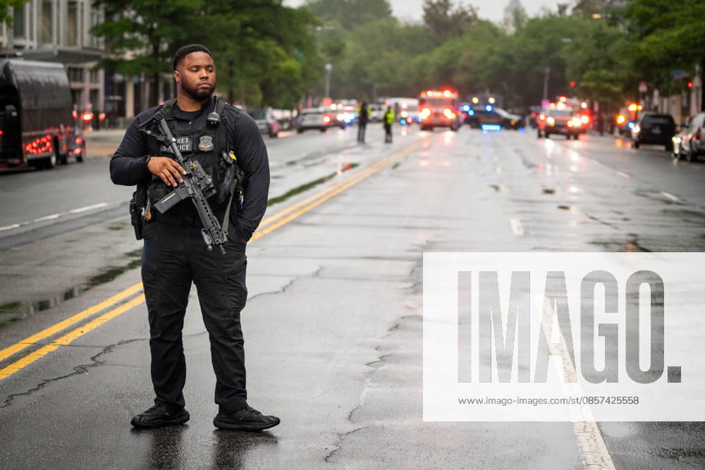 Secret Service police officers stand guard near the site where a gunman fired a volley of shots near the White House before being shot and fatally wounded by Secret Service officers. Another person was injured, according to law enforcement officials. Washington, DC, May 23, 2026. Photo: Zuma Press Washington USA - ZUMAmj3_ 20260523_zaf_mj3_007