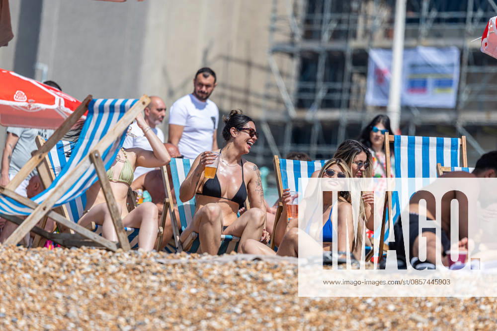 Brighton, UK. Sun seekers enjoy the hot weather on Brighton Beach, East Sussex today as weather forecasters issue Amber weather warnings for high temperatures this Bank Holiday weekend. The Met Office has predicted a mini heatwave for the May Bank Holiday and school half term with temperatures expected to hit over 32c in London and the South East this week, possibly making it the hottest May on record. Brighton UK - ZUMAl94_ 20260524_zaf_l94_007