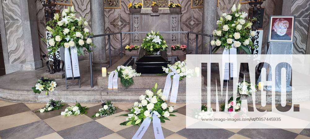 Funeral service and burial of actress Waltraut Habicht 1932 1926 at the Heerstraße cemetery Berlin