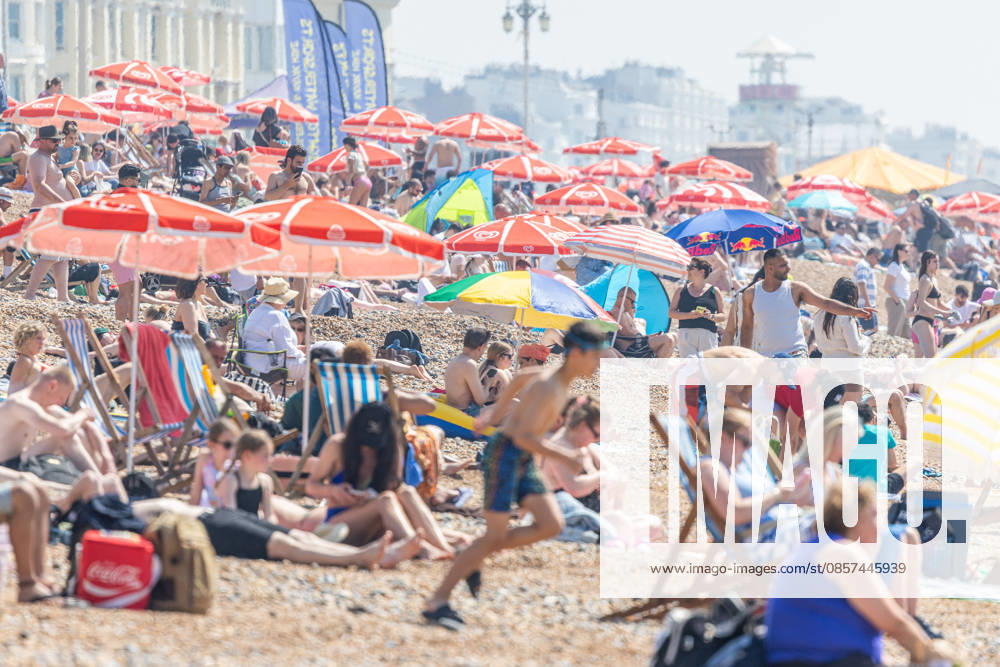 Brighton, UK. Sun seekers enjoy the hot weather on Brighton Beach, East Sussex today as weather forecasters issue Amber weather warnings for high temperatures this Bank Holiday weekend. The Met Office has predicted a mini heatwave for the May Bank Holiday and school half term with temperatures expected to hit over 32c in London and the South East this week, possibly making it the hottest May on record. Brighton UK - ZUMAl94_ 20260524_zaf_l94_013