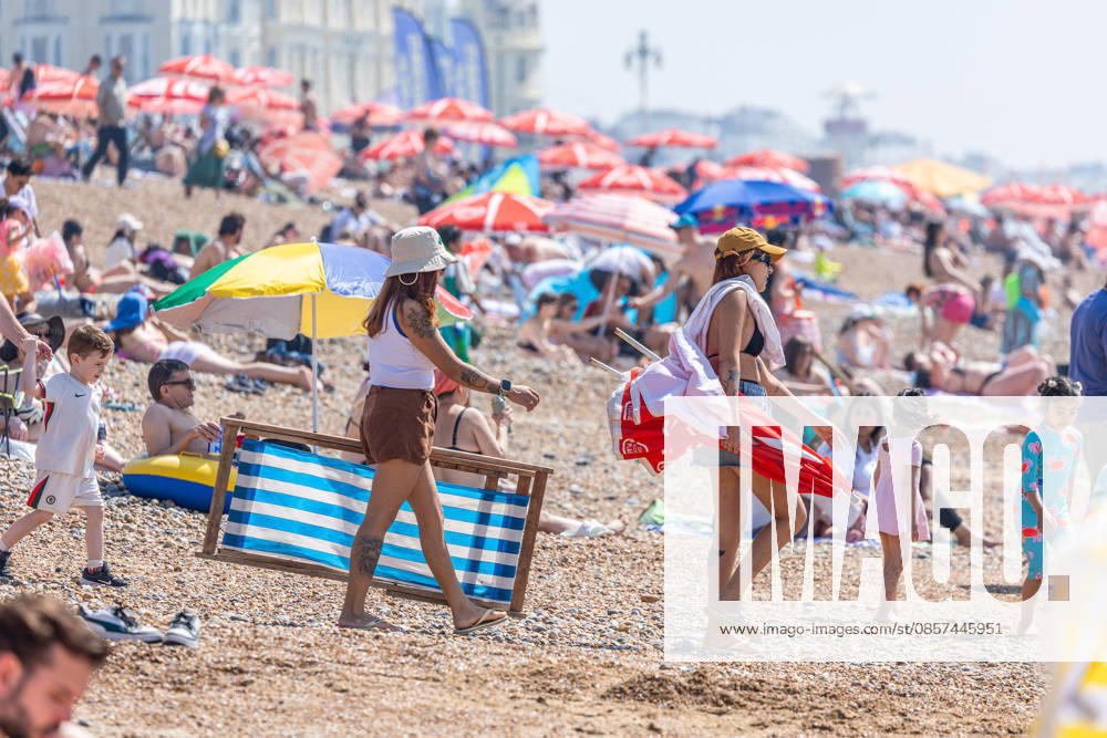 Brighton, UK. Sun seekers enjoy the hot weather on Brighton Beach, East Sussex today as weather forecasters issue Amber weather warnings for high temperatures this Bank Holiday weekend. The Met Office has predicted a mini heatwave for the May Bank Holiday and school half term with temperatures expected to hit over 32c in London and the South East this week, possibly making it the hottest May on record. Brighton UK - ZUMAl94_ 20260524_zaf_l94_020