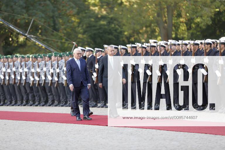 Turkish President Recep Tayyip Erdogan Berlin: Turkish President Recep Tayyip Erdogan will receive military honors at Bellevue Palace. The photo shows the Federal President Frank-Walter Steinmeier and the Turkish President Recep Tayyip Erdogan Berlin Berlin-Tiergarten Germany SimonexKuhlmey