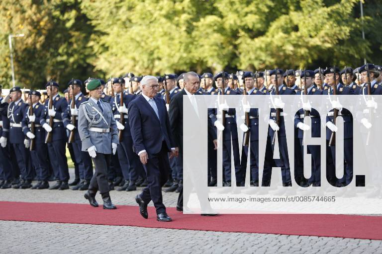 Turkish President Recep Tayyip Erdogan Berlin: Turkish President Recep Tayyip Erdogan will receive military honors at Bellevue Palace. The photo shows the Federal President Frank-Walter Steinmeier and the Turkish President Recep Tayyip Erdogan Berlin Berlin-Tiergarten Germany SimonexKuhlmey