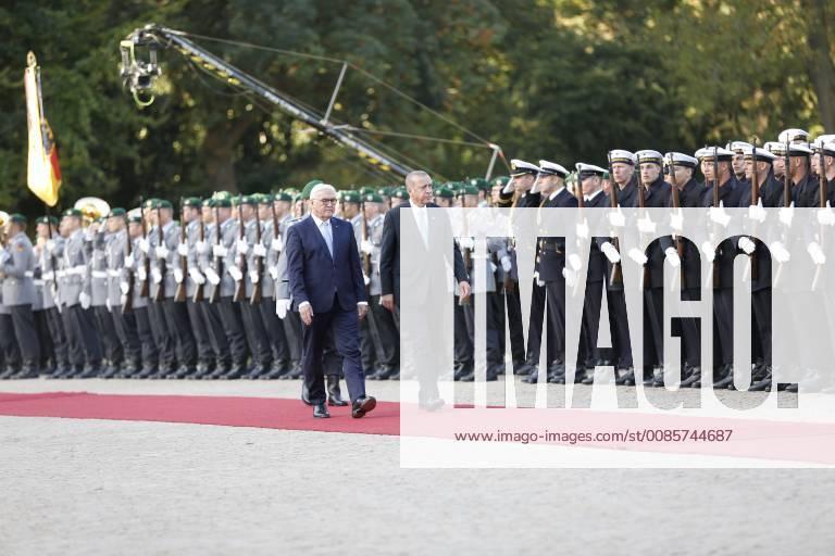 Turkish President Recep Tayyip Erdogan Berlin: Turkish President Recep Tayyip Erdogan will receive military honors at Bellevue Palace. The photo shows the Federal President Frank-Walter Steinmeier and the Turkish President Recep Tayyip Erdogan Berlin Berlin-Tiergarten Germany SimonexKuhlmey