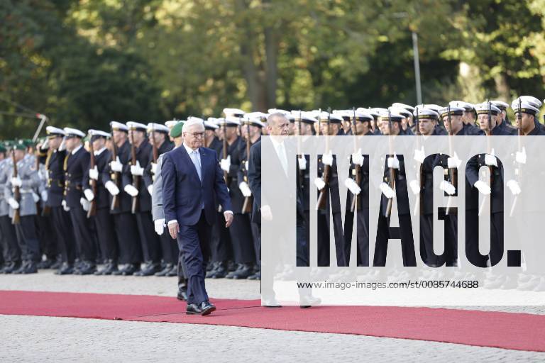 Turkish President Recep Tayyip Erdogan Berlin: Turkish President Recep Tayyip Erdogan will receive military honors at Bellevue Palace. The photo shows the Federal President Frank-Walter Steinmeier and the Turkish President Recep Tayyip Erdogan Berlin Berlin-Tiergarten Germany SimonexKuhlmey