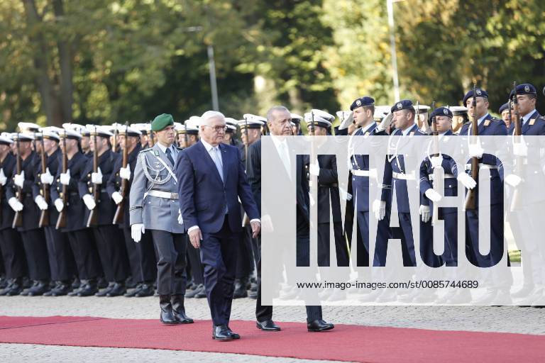 Turkish President Recep Tayyip Erdogan Berlin: Turkish President Recep Tayyip Erdogan will receive military honors at Bellevue Palace. The photo shows the Federal President Frank-Walter Steinmeier and the Turkish President Recep Tayyip Erdogan Berlin Berlin-Tiergarten Germany SimonexKuhlmey
