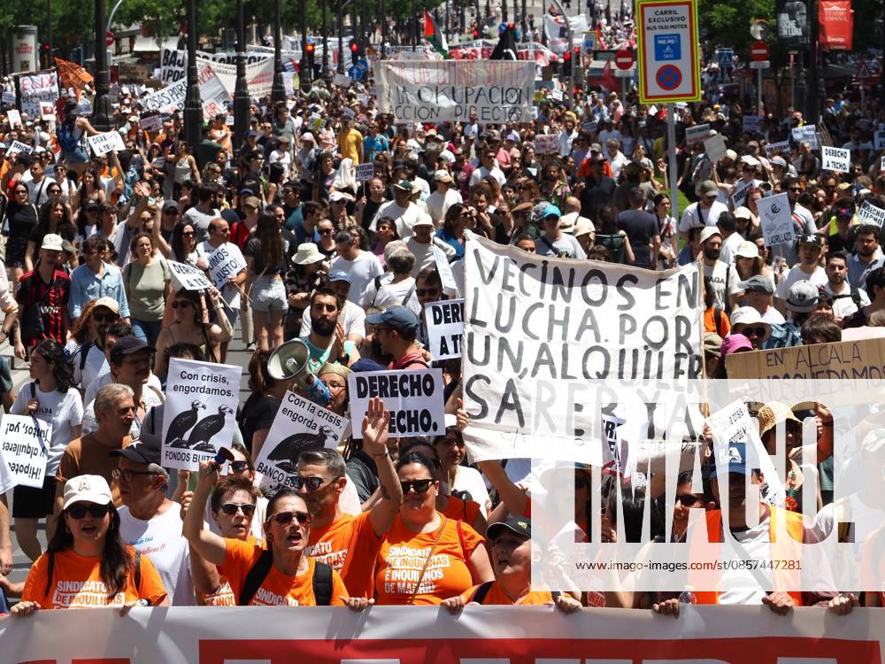 MADRID, SPAIN - MAY 24: Hundreds of people protest against the Community of Madrid regional government over the lack of social housing, the rise of tourist apartments, and skyrocketing rental prices. Demonstrators demand new regulations and improvements to housing conditions. Madrid Spain - ZUMAh199 20260524_zip_h199_007