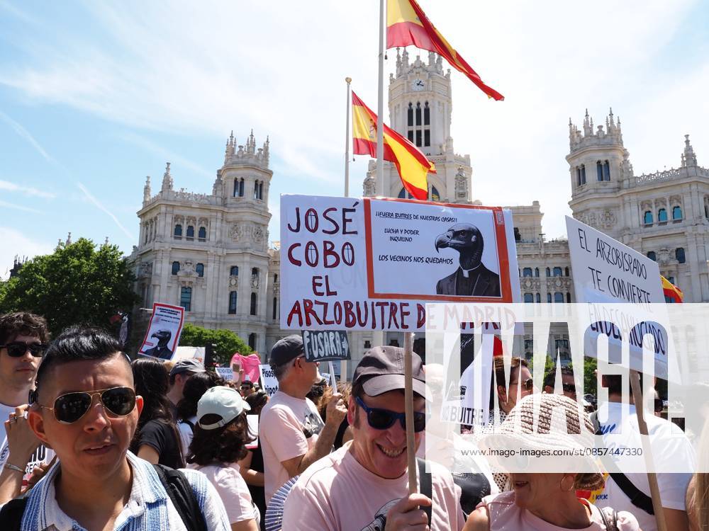 MADRID, SPAIN - MAY 24: Hundreds of people protest against the Community of Madrid regional government over the lack of social housing, the rise of tourist apartments, and skyrocketing rental prices. Demonstrators demand new regulations and improvements to housing conditions. Madrid Spain - ZUMAh199 20260524_zip_h199_010