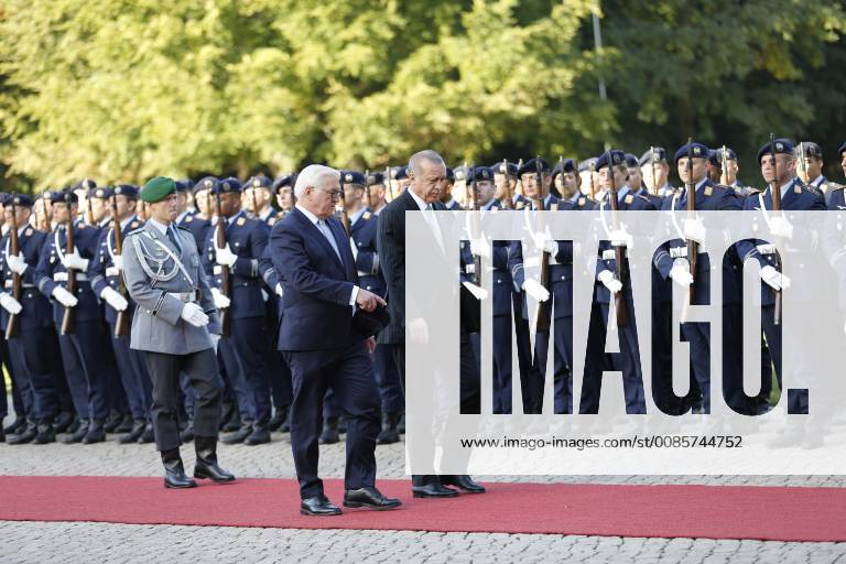 Turkish President Recep Tayyip Erdogan Berlin: Turkish President Recep Tayyip Erdogan will receive military honors at Bellevue Palace. The photo shows the Federal President Frank-Walter Steinmeier and the Turkish President Recep Tayyip Erdogan Berlin Berlin-Tiergarten Germany SimonexKuhlmey