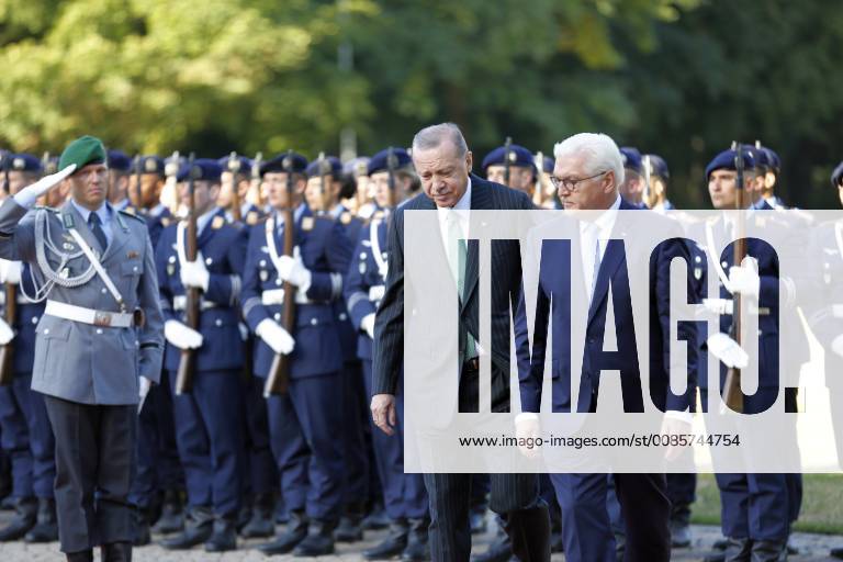 Turkish President Recep Tayyip Erdogan Berlin: Turkish President Recep Tayyip Erdogan will receive military honors at Bellevue Palace. The photo shows the Federal President Frank-Walter Steinmeier and the Turkish President Recep Tayyip Erdogan Berlin Berlin-Tiergarten Germany SimonexKuhlmey