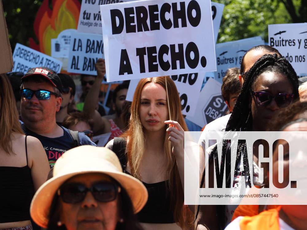MADRID, SPAIN - MAY 24: Hundreds of people protest against the Community of Madrid regional government over the lack of social housing, the rise of tourist apartments, and skyrocketing rental prices. Demonstrators demand new regulations and improvements to housing conditions. Madrid Spain - ZUMAh199 20260524_zip_h199_002