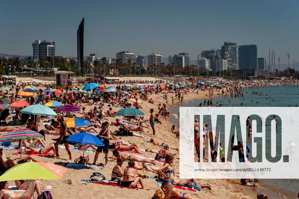 Beachgoers crowd and cool off at Bogatell beach in Barcelona, Spain, as hot temperatures reach the city during a busy tourist season. Barcelona Spain - ZUMAb137 20260524_fap_b137_002