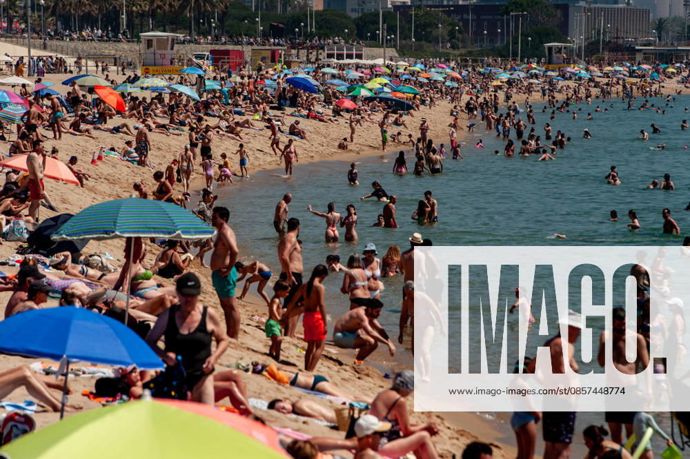 Beachgoers crowd and cool off at Bogatell beach in Barcelona, Spain, as hot temperatures reach the city during a busy tourist season. Barcelona Spain - ZUMAb137 20260524_fap_b137_003