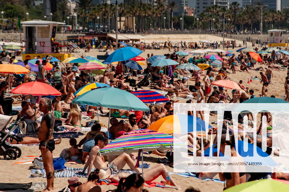 Beachgoers crowd and cool off at Bogatell beach in Barcelona, Spain, as hot temperatures reach the city during a busy tourist season. Barcelona Spain - ZUMAb137 20260524_fap_b137_011