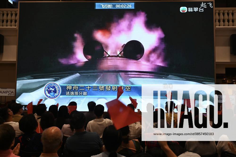 HONG KONG-DAILY SHENZHOU-23 People watching a screen of Live News broadcast of Shenzhou-23 crewed spacecraft launch in Hong Kong, May 24, 2026. NEXPHER Kobe Li Hong