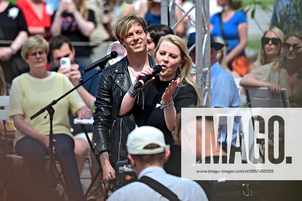 ZDF Fernsehgarten singer Patricia Kelly and The Dark Tenor bürgl William Billy Andrew Volk , Billy Andrews during the ZDF entertainment show Fernsehgarten on 24 05 2026 in Mainz 20260524MWI124416