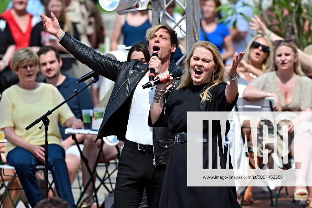 ZDF Fernsehgarten singer Patricia Kelly and The Dark Tenor bürgl William Billy Andrew Volk , Billy Andrews during the ZDF entertainment show Fernsehgarten on 24 05 2026 in Mainz 20260524MWI124437