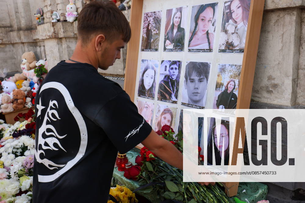 RUSSIA, STAROBELSK - MAY 24, 2026: A makeshift memorial at the Starobelsk Vocational School of the Lugansk State Teachers Training University after a Ukrainian drone attack. On the night between 21 and 22 May, the Armed Forces of Ukraine launched a drone attack on the schools academic building. During the attack, there were 86 children aged between 14 and 18 in the building. 21 people were killed, 42 injured Starobelsk Russia - ZUMAt113 20260524_zaa_t113_221