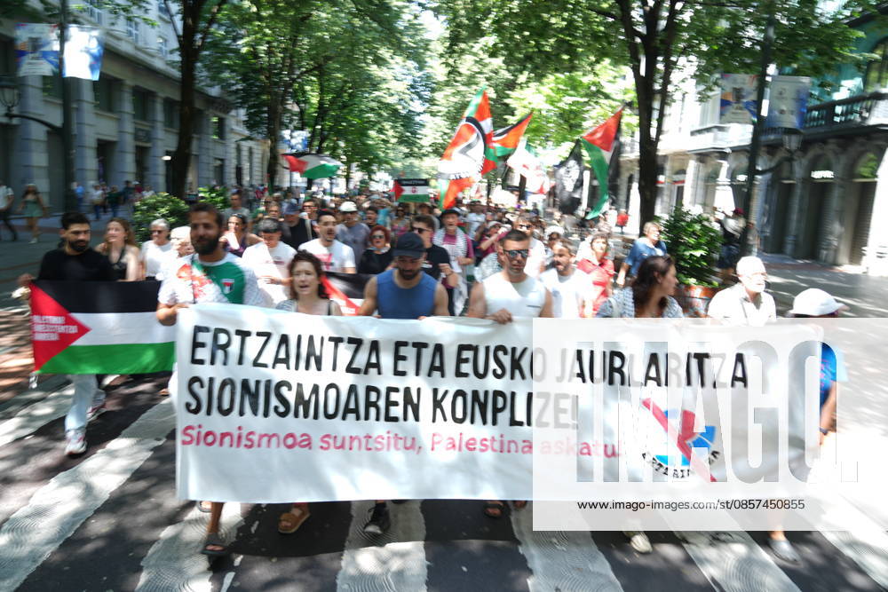 Demonstration of the flotilla platform in protest against the actions of the Ertzaintza Dozens of people during a mobilization to protest against the actions of the Ertzaintza, in Plaza Moyua, on May 24, 2026, in Bilbao, Biscay, Basque Country Spain Altercations between the Ertzaintza and members and supporters of the flotilla upon their arrival at Bilbao airport yesterday May 23 ended with four people arrested 24 MAY 2026 MANIFESTATION H Bilbao, Vizcaya, Basque Country Bilbao, Vizcaya, Basque Country Spain