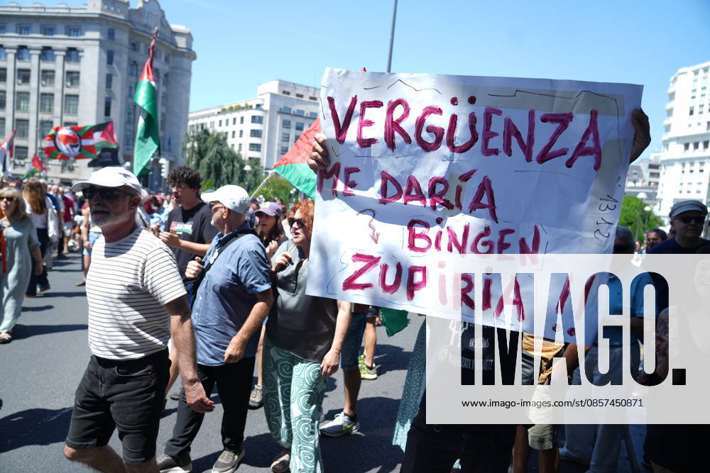 Demonstration of the flotilla platform in protest against the actions of the Ertzaintza Dozens of people during a mobilization to protest against the actions of the Ertzaintza, in Plaza Moyua, on May 24, 2026, in Bilbao, Biscay, Basque Country Spain Altercations between the Ertzaintza and members and supporters of the flotilla upon their arrival at Bilbao airport yesterday May 23 ended with four people arrested 24 MAY 2026 MANIFESTATION H Bilbao, Vizcaya, Basque Country Bilbao, Vizcaya, Basque Country Spain