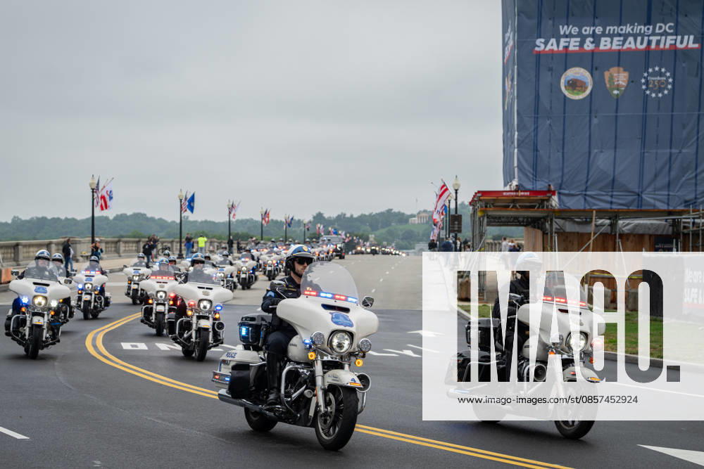 Police motorcycles lead participants across Arlington Memorial Bridge during the Rolling to Remember memorial ride in Washington, D.C., during Memorial Day weekend. Washignton United States - ZUMAk206 20260524_znp_k206_006