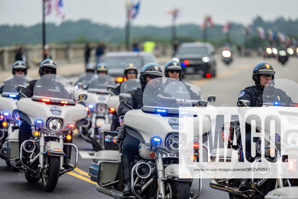 Police motorcycles lead participants across Arlington Memorial Bridge during the Rolling to Remember memorial ride in Washington, D.C., during Memorial Day weekend. Washignton United States - ZUMAk206 20260524_znp_k206_003
