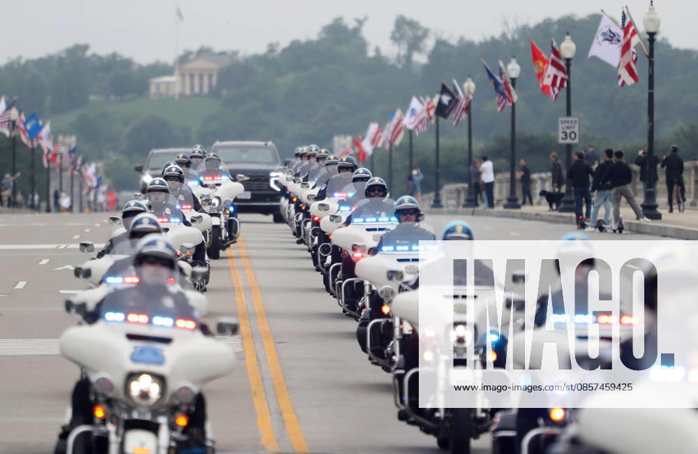 Police motorcycles lead participants over the Arlington Memorial Bridge during the Rolling to Remember ride on Memorial Day weekend in Washington, DC, USA, on May 24, 2026. The Rolling to Remember tradition has been active for 38 years, honouring fallen service members, prisoners of war, and those still missing in action during Memorial Day weekend. Washington USA - ZUMAs337 20260524_znp_s337_001