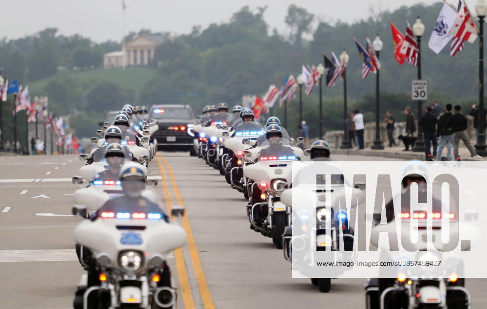 Police motorcycles lead participants over the Arlington Memorial Bridge during the Rolling to Remember ride on Memorial Day weekend in Washington, DC, USA, on May 24, 2026. The Rolling to Remember tradition has been active for 38 years, honouring fallen service members, prisoners of war, and those still missing in action during Memorial Day weekend. Washington USA - ZUMAs337 20260524_znp_s337_002