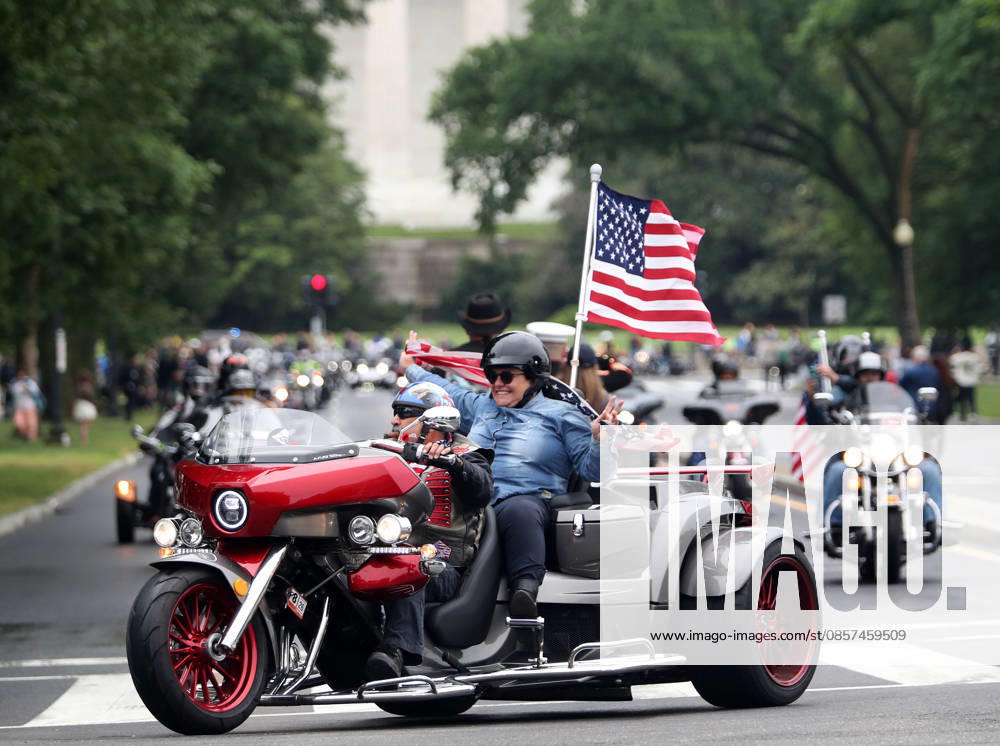 Motorcyclists ride past the Lincoln Memorial during the Rolling to Remember ride on Memorial Day weekend in Washington, DC, USA, on May 24, 2026. The Rolling to Remember tradition has been active for 38 years, honouring fallen service members, prisoners of war, and those still missing in action during Memorial Day weekend. Washington USA - ZUMAs337 20260524_znp_s337_014