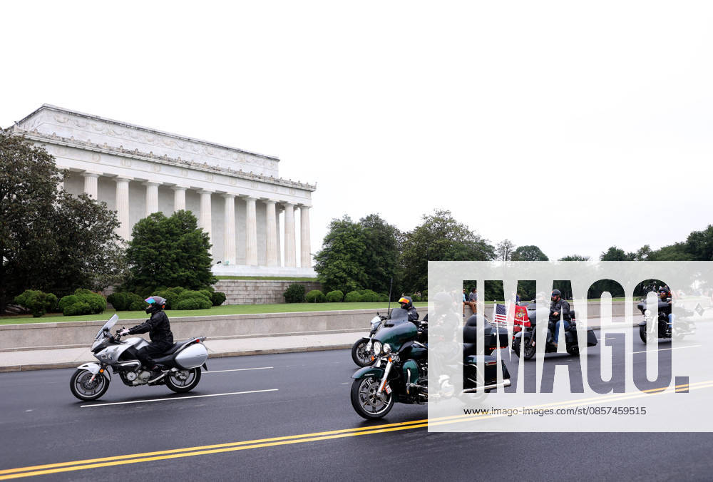 Motorcyclists ride past the Lincoln Memorial during the Rolling to Remember ride on Memorial Day weekend in Washington, DC, USA, on May 24, 2026. The Rolling to Remember tradition has been active for 38 years, honouring fallen service members, prisoners of war, and those still missing in action during Memorial Day weekend. Washington USA - ZUMAs337 20260524_znp_s337_017