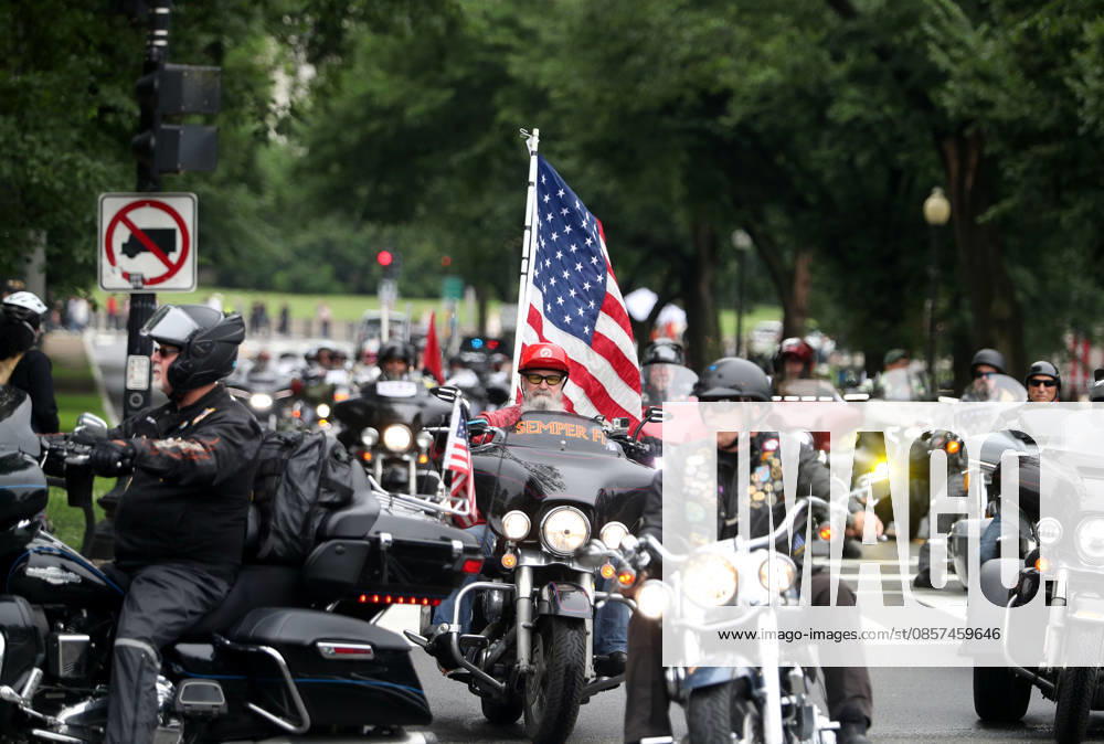 Motorcyclists ride past the Lincoln Memorial during the Rolling to Remember ride on Memorial Day weekend in Washington, DC, USA, on May 24, 2026. The Rolling to Remember tradition has been active for 38 years, honouring fallen service members, prisoners of war, and those still missing in action during Memorial Day weekend. Washington USA - ZUMAs337 20260524_znp_s337_016