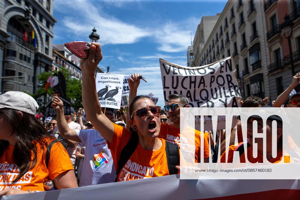Housing demonstration in Madrid, Spain - 24 May 2026 A protester holds up a bunch of keys as she chants slogans during a pro-housing demonstration. Thousands of people participate in a demonstration under the slogan Housing costs us our lives to protest the machine of impoverishment and displacement that housing has become in Spain. Madrid Spain