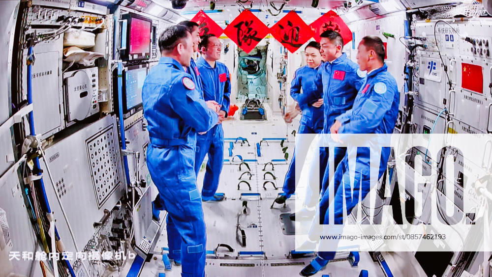 (260525) -- BEIJING, May 25, 2026 -- This image captured at Beijing Aerospace Control Center on May 25, 2026 shows the crew of Shenzhou-21 and Shenzhou-23 spaceships talking with each other. The three astronauts aboard China s Shenzhou-23 spaceship have entered the Tiangong space station and met with another astronaut trio on Monday, starting a new round of in-orbit crew handover. ? ?The Shenzhou-21 crew aboard Tiangong opened the hatch at 5:13 a.m. (Beijing Time) and welcomed the new arrivals, according to the China Manned Space Agency (CMSA). ? ?The two crews then took group pictures for the eighth space get-together in China s aerospace history. ? ?They will conduct handover work aboard the space station, the CMSA said.? ) FOCUS She