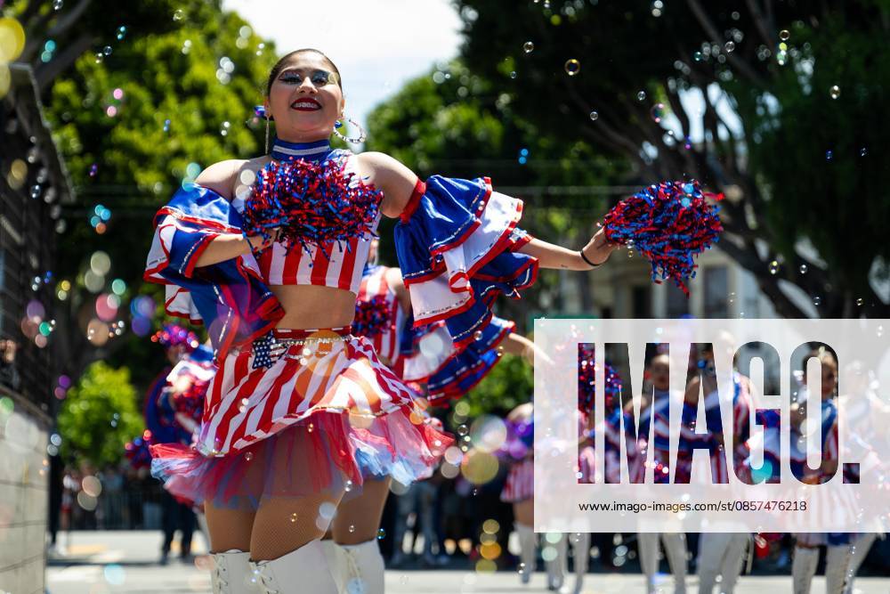 (260525) -- SAN FRANCISCO, May 25, 2026 -- Artists perform in a parade during the Carnaval San Francisco in San Francisco, the United States, May 24, 2026. (Photo by Xinhua) U.S.-SAN FRANCISCO-CARNAVAL ZiyuxJulianxZhu