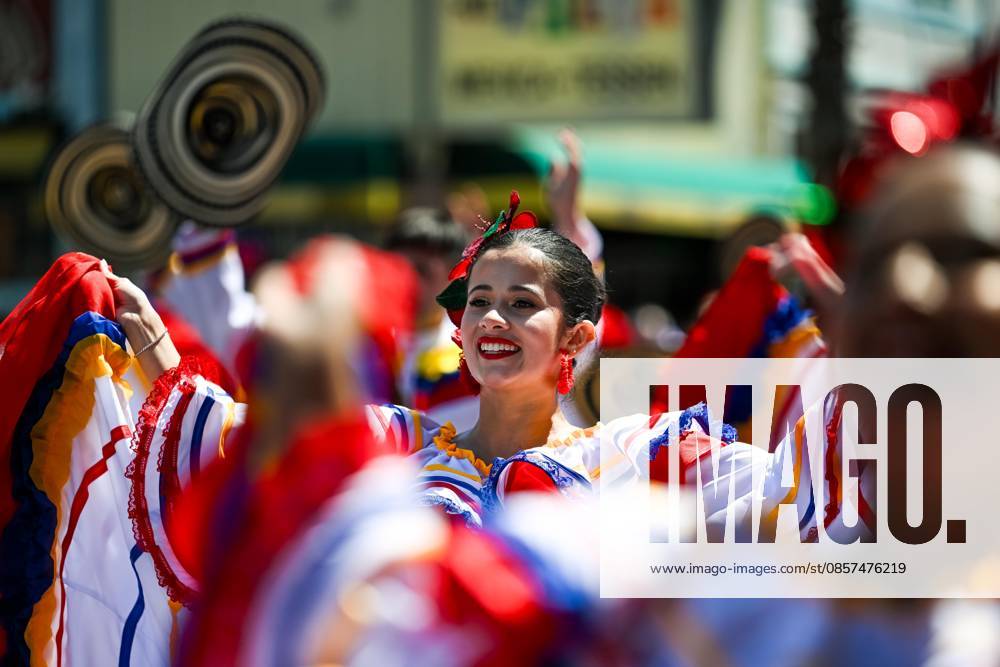 (260525) -- SAN FRANCISCO, May 25, 2026 -- Artists perform in a parade during the Carnaval San Francisco in San Francisco, the United States, May 24, 2026. (Photo by Xinhua) U.S.-SAN FRANCISCO-CARNAVAL ZiyuxJulianxZhu