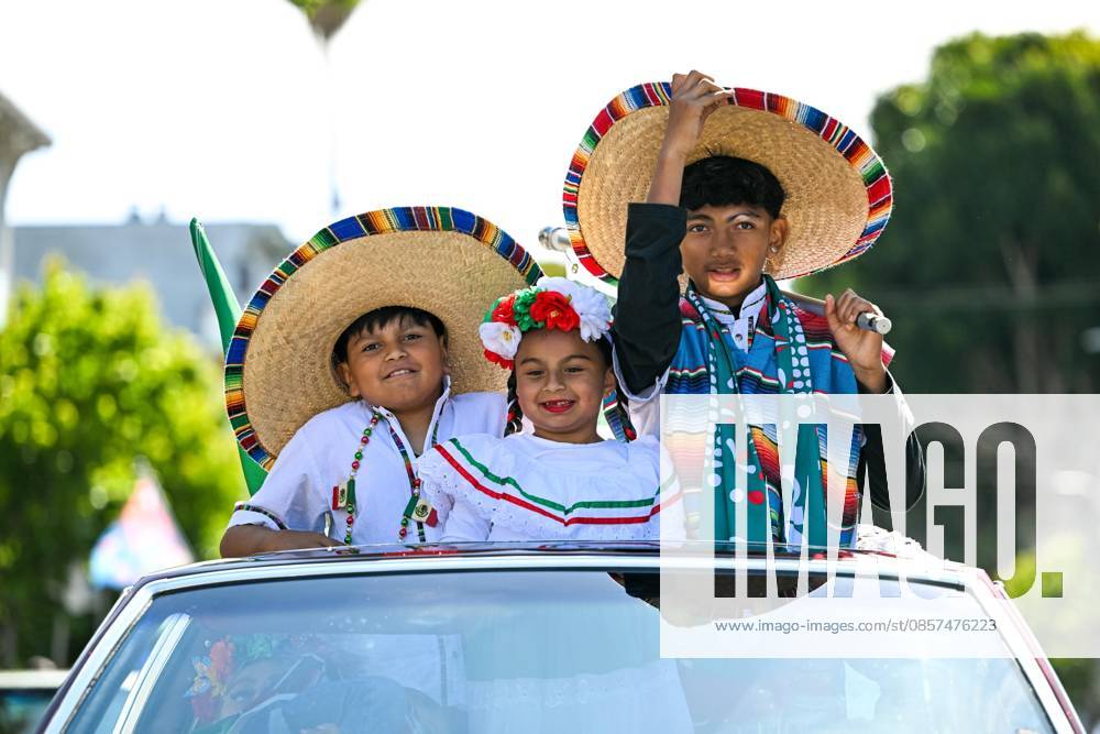 (260525) -- SAN FRANCISCO, May 25, 2026 -- People attend a parade during the Carnaval San Francisco in San Francisco, the United States, May 24, 2026. (Photo by Xinhua) U.S.-SAN FRANCISCO-CARNAVAL ZiyuxJulianxZhu
