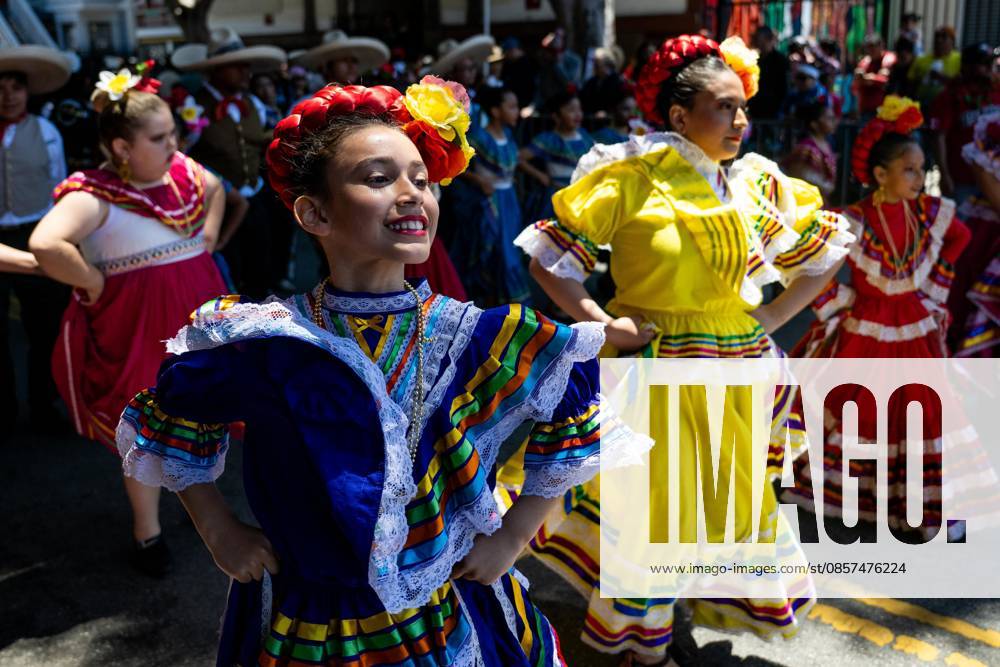 (260525) -- SAN FRANCISCO, May 25, 2026 -- Artists perform in a parade during the Carnaval San Francisco in San Francisco, the United States, May 24, 2026. (Photo by Xinhua) U.S.-SAN FRANCISCO-CARNAVAL ZiyuxJulianxZhu
