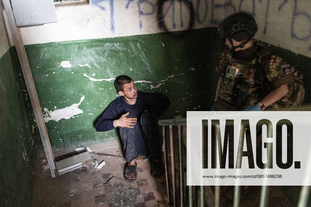 Aftermath of Russian strike in Kramatorsk KRAMATORSK, UKRAINE - MAY 25: A frightened neighbor talks to a police officer following a Russian airstrike in Kramatorsk, Ukraine, 25 May 2026 Diego Herrera Carcedo Anadolu Kramatorsk Ukraine. Editorial use only. Please get in touch for any other usage.