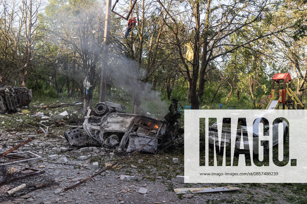 Aftermath of Russian strike in Kramatorsk KRAMATORSK, UKRAINE - MAY 25: A car on fire and a damaged residential building following a Russian air strike with KAB bombs in Kramatorsk, Ukraine, 25 May 2026 Diego Herrera Carcedo Anadolu Kramatorsk Ukraine. Editorial use only. Please get in touch for any other usage.